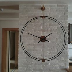 Zidni sat Memento prečnika 90 cm. Komadi drveta Oraga i konstrukcija od inoxa