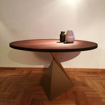 Circum II - trpezarijski sto sa okruglom pločom od parenog Oraha i metalnom konstrukcijom