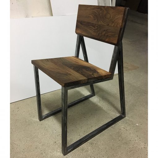 drvena stolica od parenog oraha i plastoficiranog metala