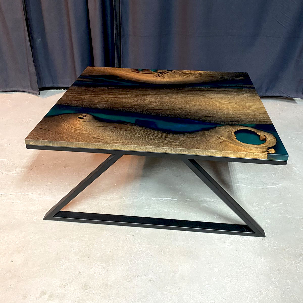 Caer klub sto je dizajniran da se uklapa u gotovo svaki stil nameštaja. Drvo Hrasta u kombinaciji sa epoksi smolom, a konstrukcija od metala.