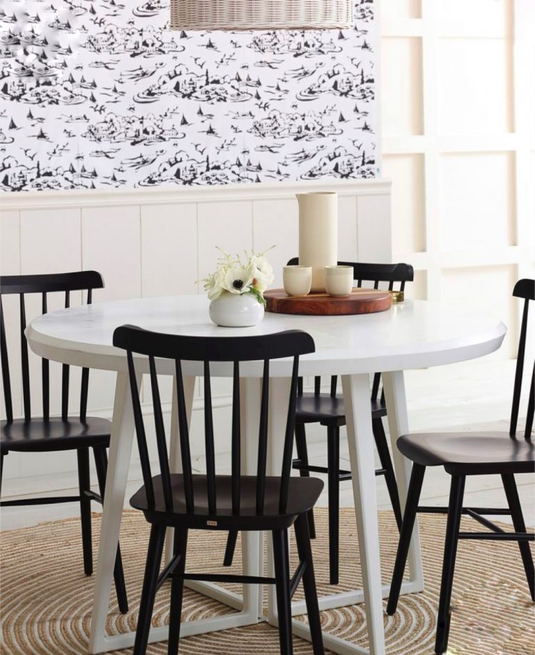 Okrugli beli trepezarijski sto savršen za kombinovanje sa različitim stilovima nameštaja