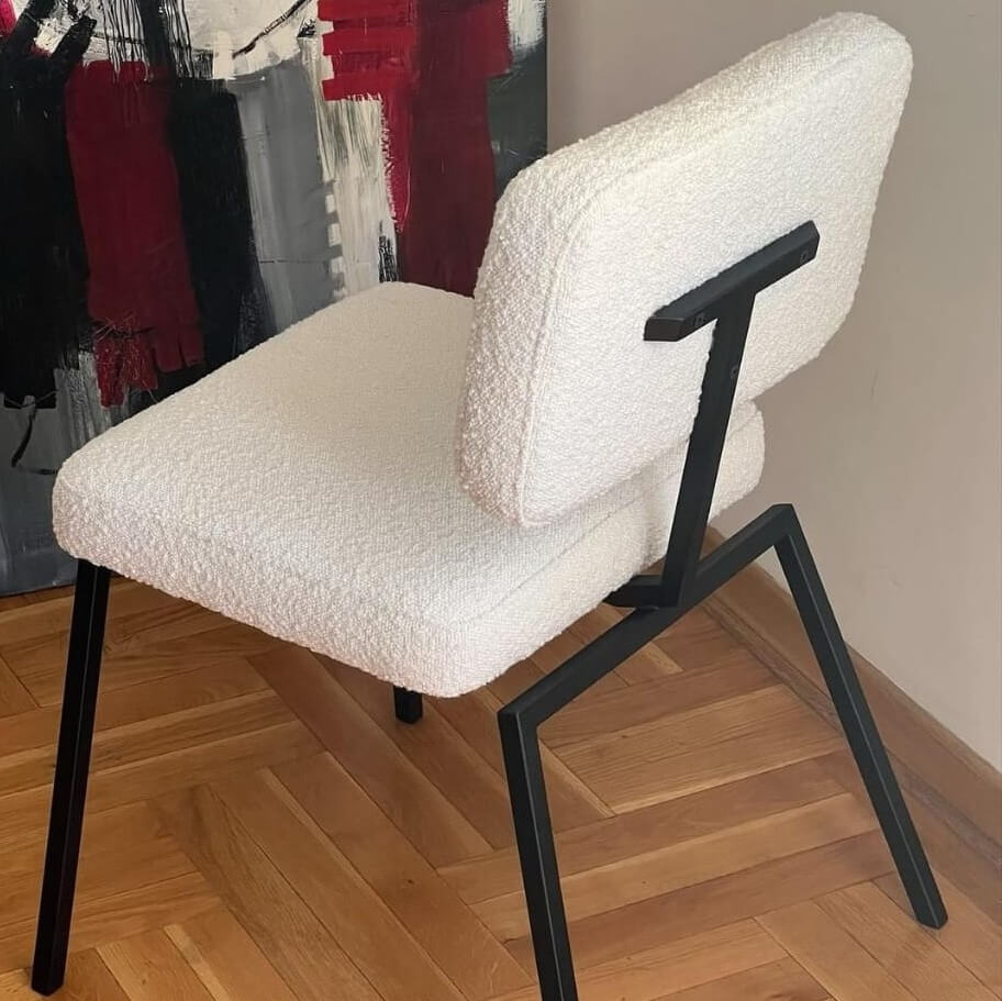 Sia - stolica sa metalnom konstrukcijom i tapaciranim naslonom i sedištem