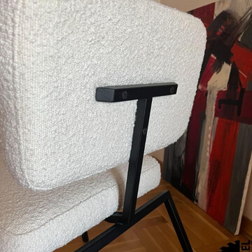 Sia - stolica naslon tapaciran, sedište je takođe tapacirano, konstrukcija od metala