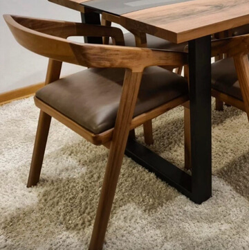 Capra - stolica od Oraha koja daje suptilan izgled Vašoj trpezariji i lako se kombinuje sa raznim modelima trpezarijskog stola