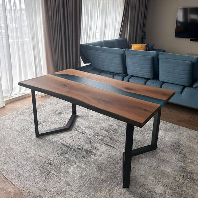 Lattera - trpezarijski sto sa pločom od Hrasta i detaljima od epoxy smole. Metalna konstrukcija i 6 mesta za sedenje