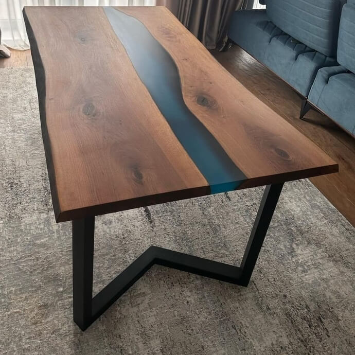 Lattera - trpezarijski sto sa pločom od Hrasta i detaljima od epoxy smole. Izdržljiva metalna konstrukcija