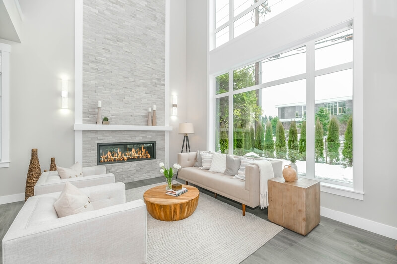 Moderno dizajniraa dnevna soba, sa velikim zidnim prozorima i belim zidovina