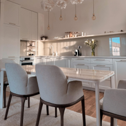 aurum luno light trpezarijski sto sa metalnom konstrukcijom i plocom od mermera