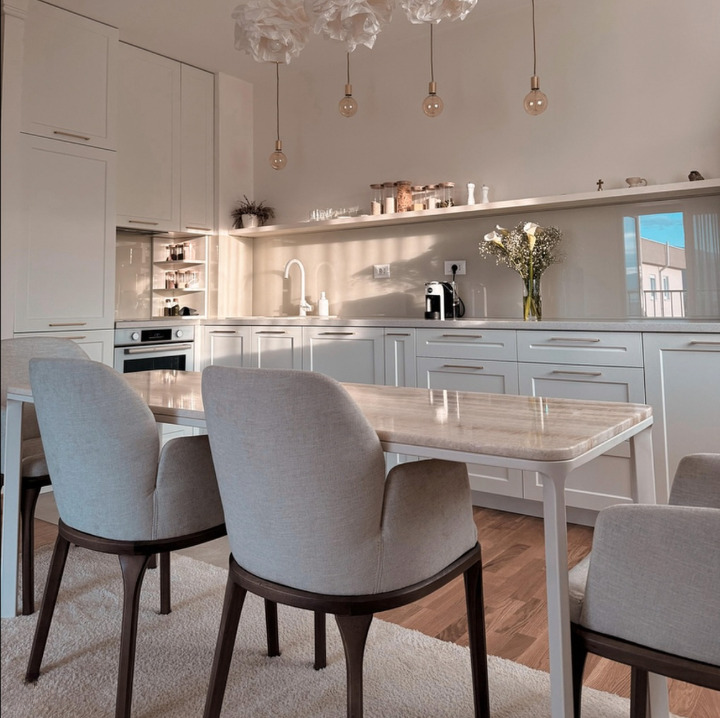 aurum luno light trpezarijski sto sa metalnom konstrukcijom i plocom od mermera