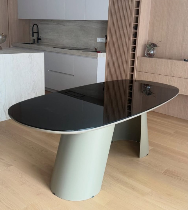 Noir Oval trpezarijski sto sa kaljenim staklom woodsteel